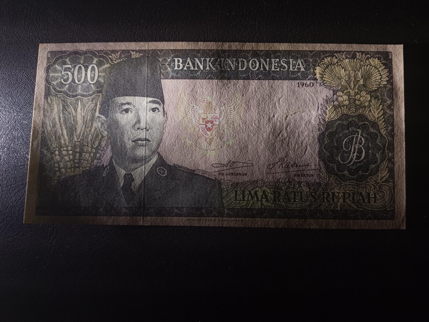 2025七月第三期（总185期） 印度尼西亚1960版500卢比AUNC，后期长号码版，国父苏加诺和民族舞蹈