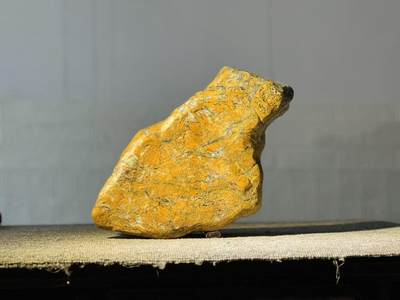 竹叶石案赏，满黄菊纹 形似神兽…… 文房茶室雅置 竹叶石案赏，满黄菊纹 形似神兽…… 文房茶室雅置