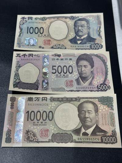 《外钞收藏家》第五百五十期（本期精选优质评级和丰富的裸币套币）（长期征集拍品、欢迎藏友们联系送拍合作） - 日本新版1000、5000日元 AA冠、1万日元 无47 三张一起 全新UNC