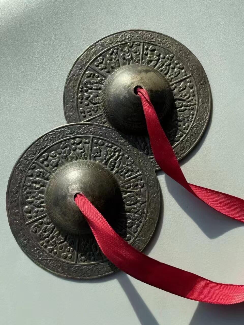 清代铜镲，錾刻人物故事，直径9.5厘米，包老完整