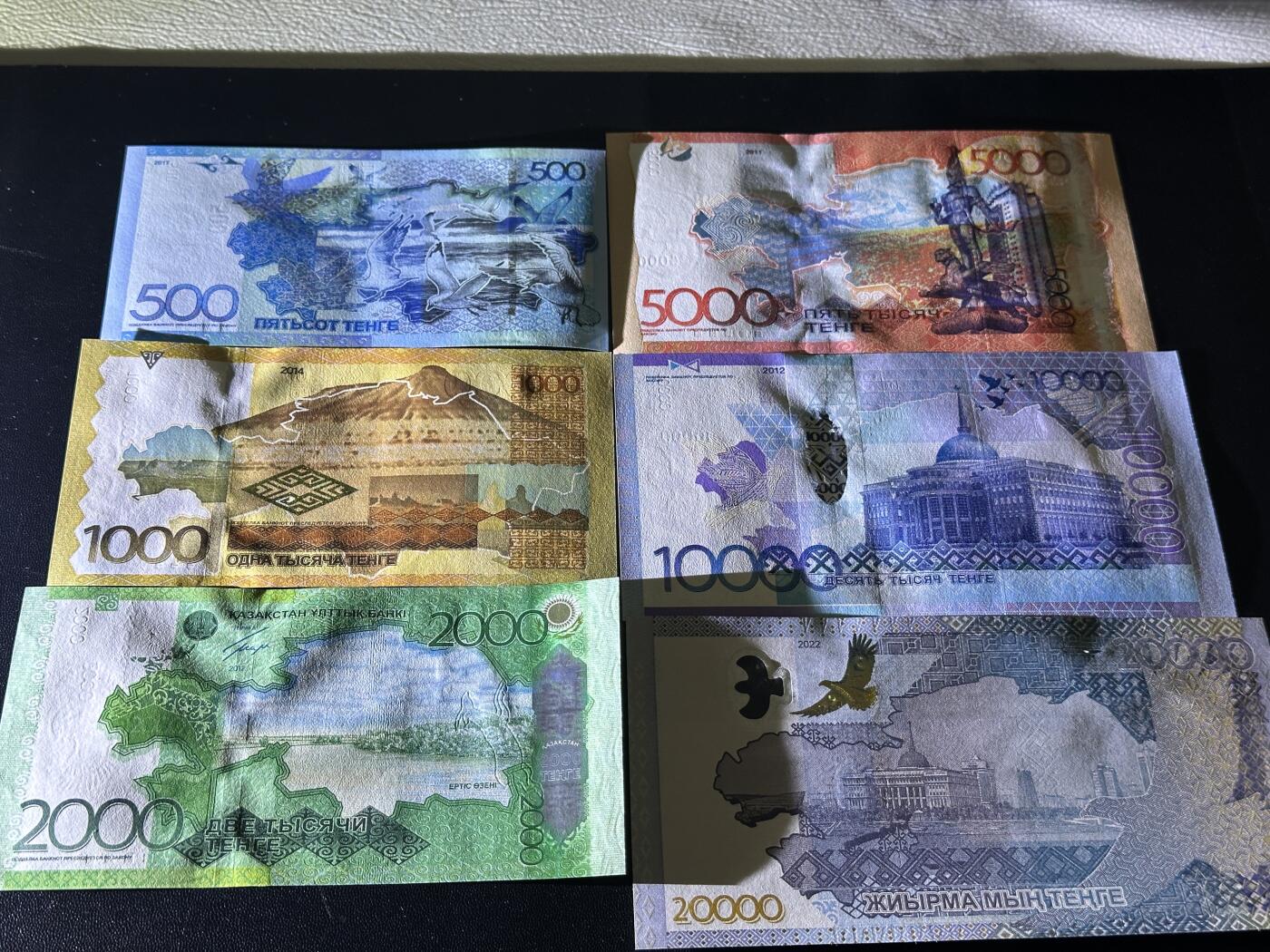 《外钞收藏家》第五百五十期（本期精选优质评级和丰富的裸币套币）（长期征集拍品、欢迎藏友们联系送拍合作）