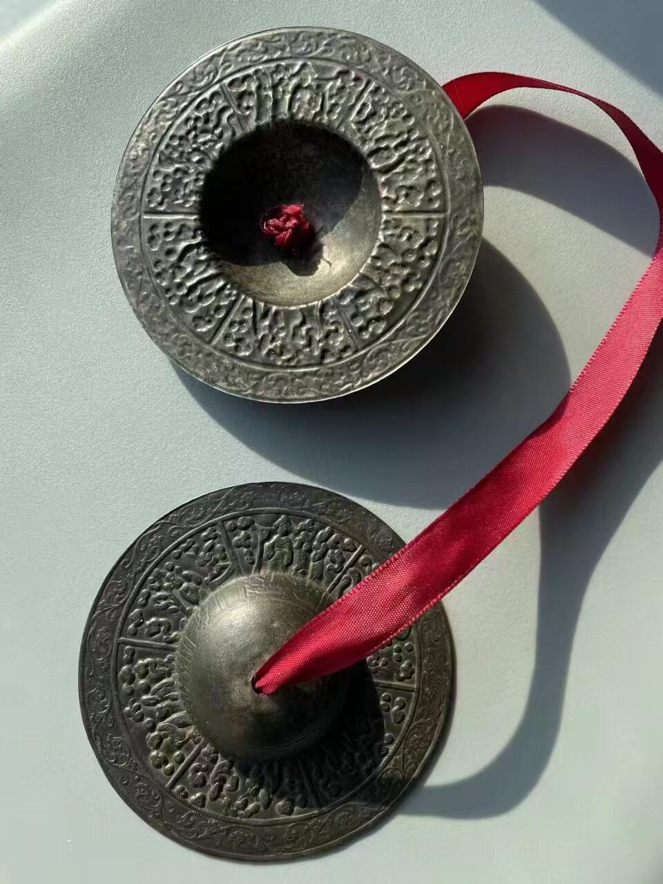 清代铜镲，錾刻人物故事，直径9.5厘米，包老完整