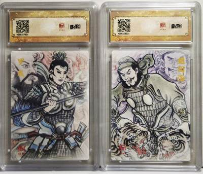 白泽拍卖卡牌手绘专场第21期（七月将残暑未收， 晚凉庭院独登楼） 2025 昆仑万象 三国礼盒1 罗成，雄阔海 粗闪 卢艺丰绘2张 保粹评级 2张10分 特标