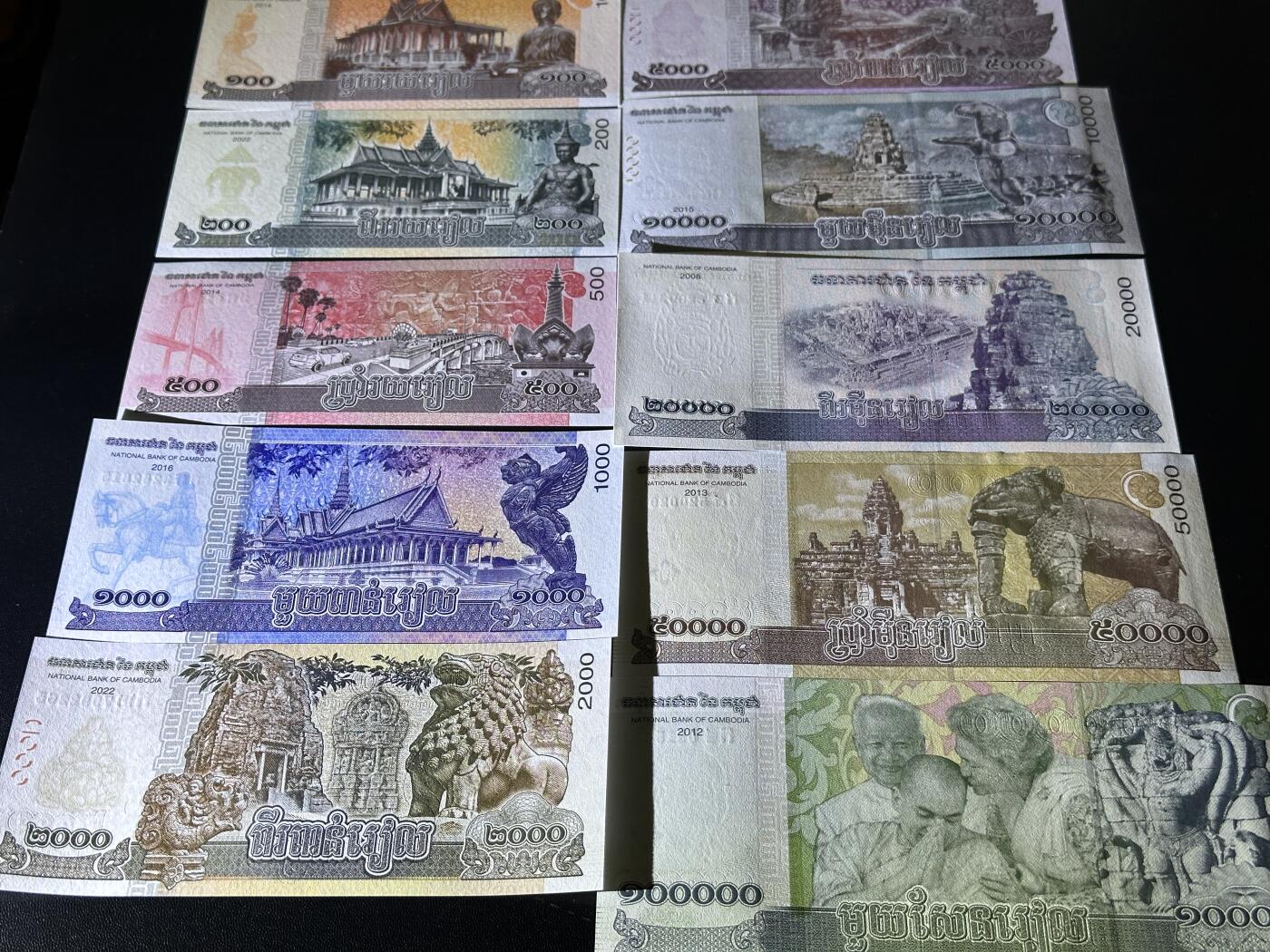 《外钞收藏家》第五百五十期（本期精选优质评级和丰富的裸币套币）（长期征集拍品、欢迎藏友们联系送拍合作）
