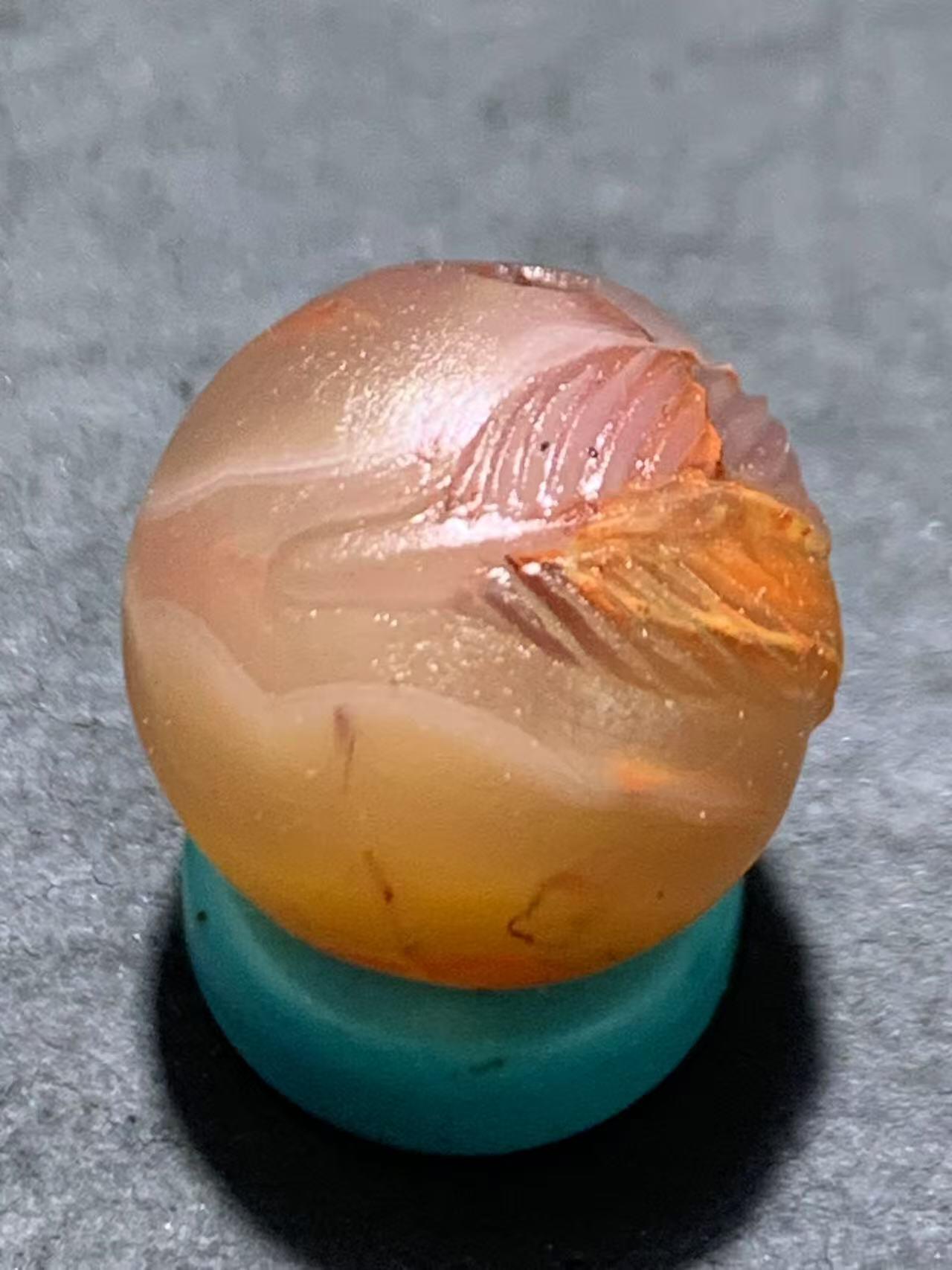 精美罕见亚光高玉化冻料北漂战国红玛瑙手工雕刻羽毛珠一颗！