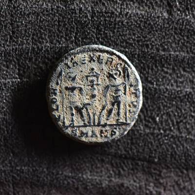 【良泉】【直播场】第三十五期，172组 银器、银饰、西方古代钱币专场，8月7日晚19.30点开拍！ - 公元337-361年【古罗马】君士坦提乌斯二世，奥古斯都头衔“士兵军旗”铜币，1.9克