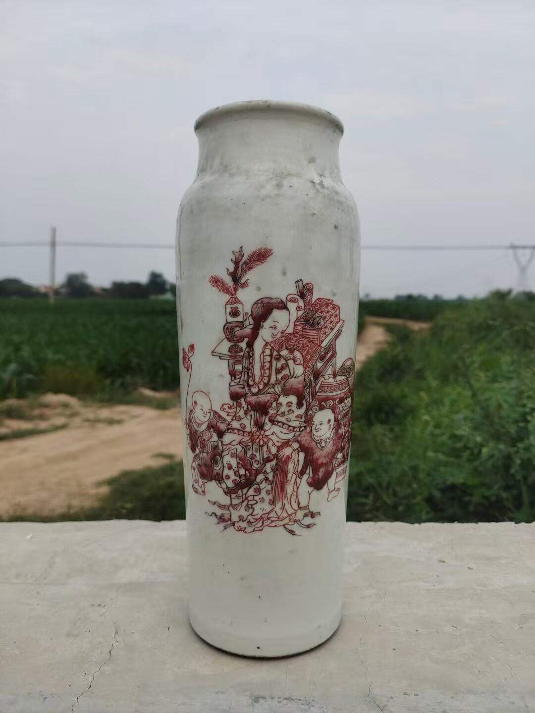 清代釉里红象腿瓶，高31厘米左右，画工精美，釉色漂亮。瓶身绘制人物故事图案，红白对比鲜明。胎质细腻，釉面光洁。有纹，无磕，不影响整体美感。适合收藏或装饰
