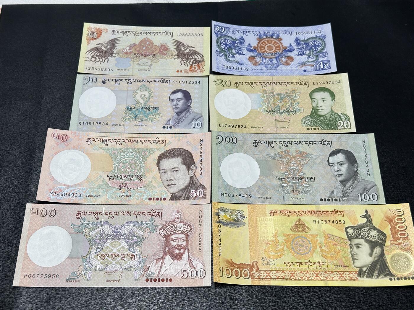 《外钞收藏家》第五百五十期（本期精选优质评级和丰富的裸币套币）（长期征集拍品、欢迎藏友们联系送拍合作） 不丹1-1000面额 8张一起 全新UNC