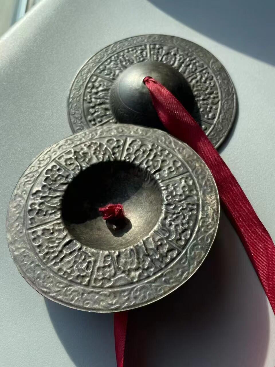 清代铜镲，錾刻人物故事，直径9.5厘米，包老完整