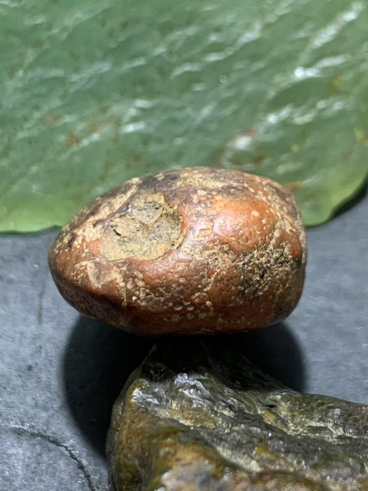 精美红皮原皮南红玛瑙原石一颗，