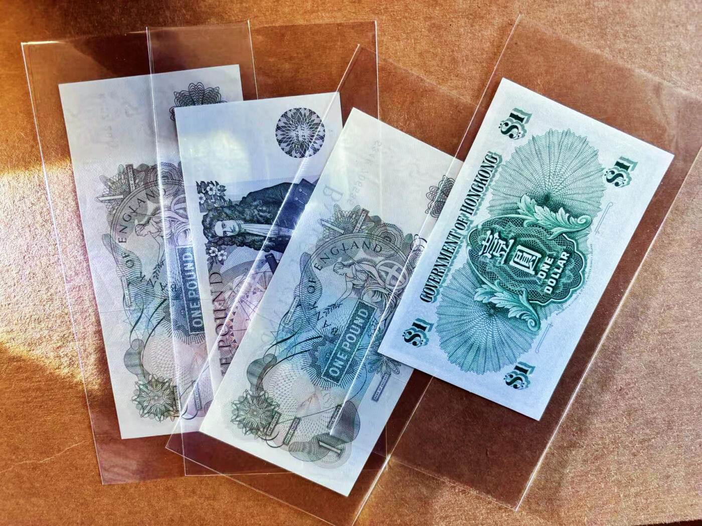 【Blue Auction】世界纸币精拍第699期【精】——18级TOP拍卖/信誉/品质/专业/高效💫 【一组4张 含无47】香港 1959年1元 大冠女王&英国C/D序列1镑 UNC/AU/UNC-