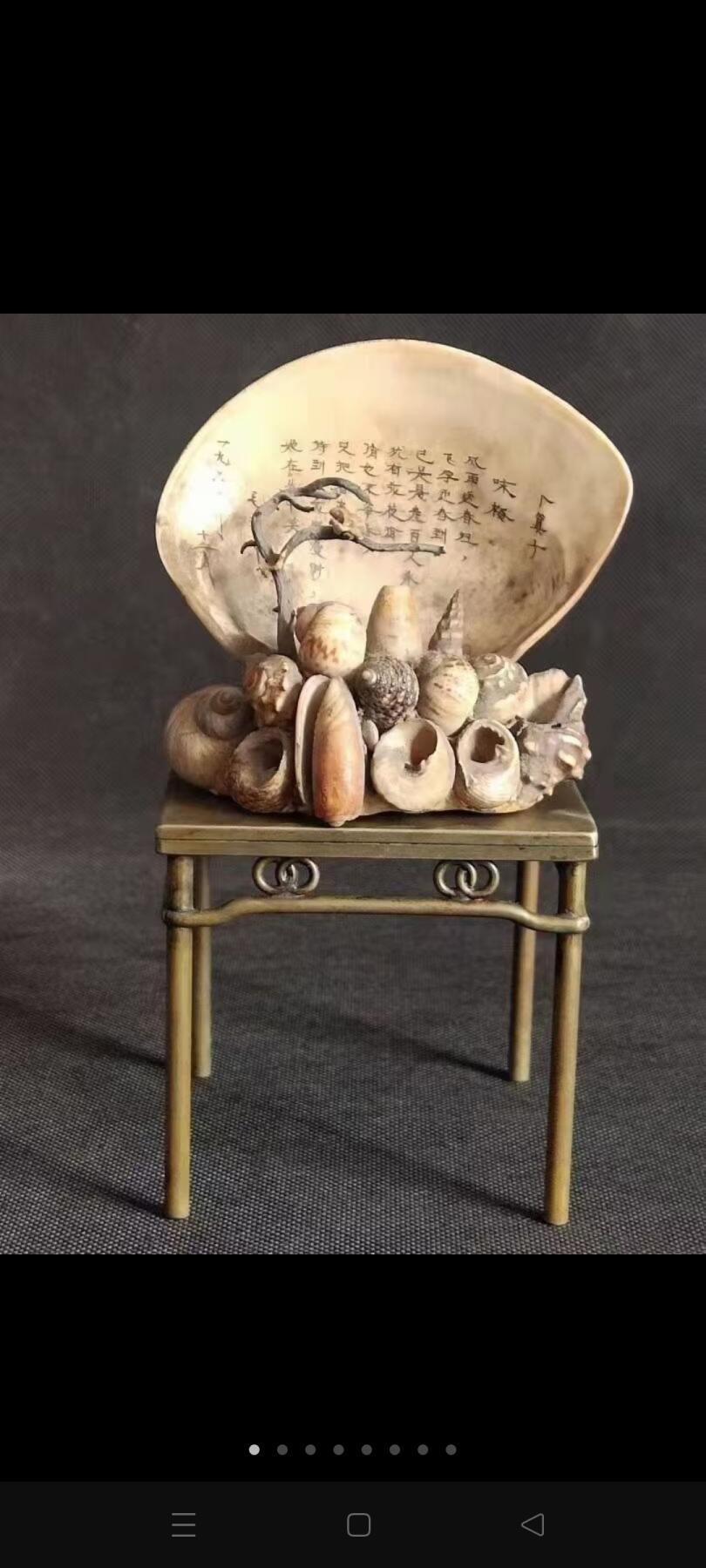 清代釉里红象腿瓶，高31厘米左右，画工精美，釉色漂亮。瓶身绘制人物故事图案，红白对比鲜明。胎质细腻，釉面光洁。有纹，无磕，不影响整体美感。适合收藏或装饰