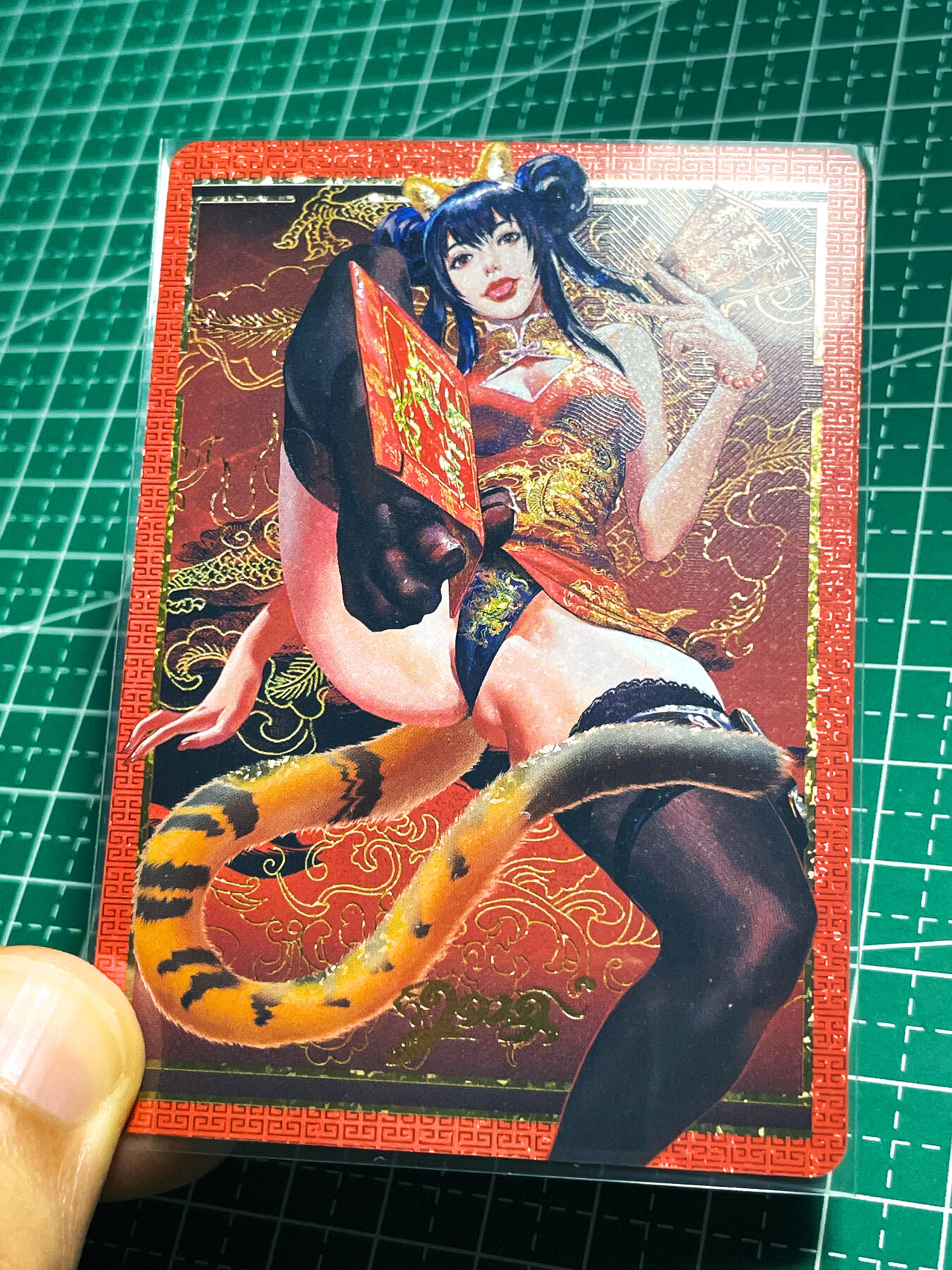 显眼宝24期 个人精选 驴歪歪卡牌  满赠系列  黑暗王朝绘图  红包多多虎年新年卡  1张   钻闪工艺   大卡尺寸63*88
