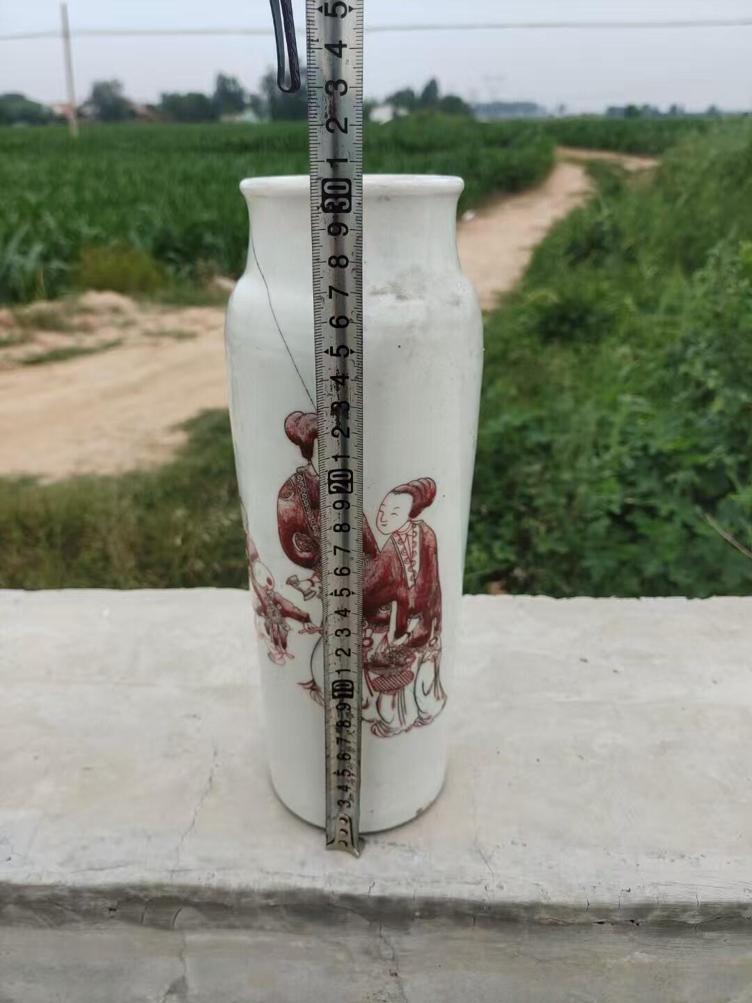 清代釉里红象腿瓶，高31厘米左右，画工精美，釉色漂亮。瓶身绘制人物故事图案，红白对比鲜明。胎质细腻，釉面光洁。有纹，无磕，不影响整体美感。适合收藏或装饰