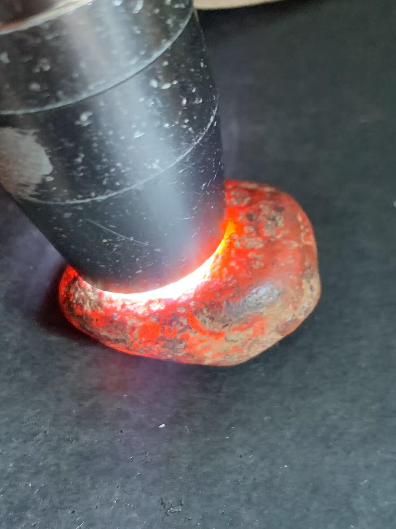 精美红皮原皮南红玛瑙原石一颗，
