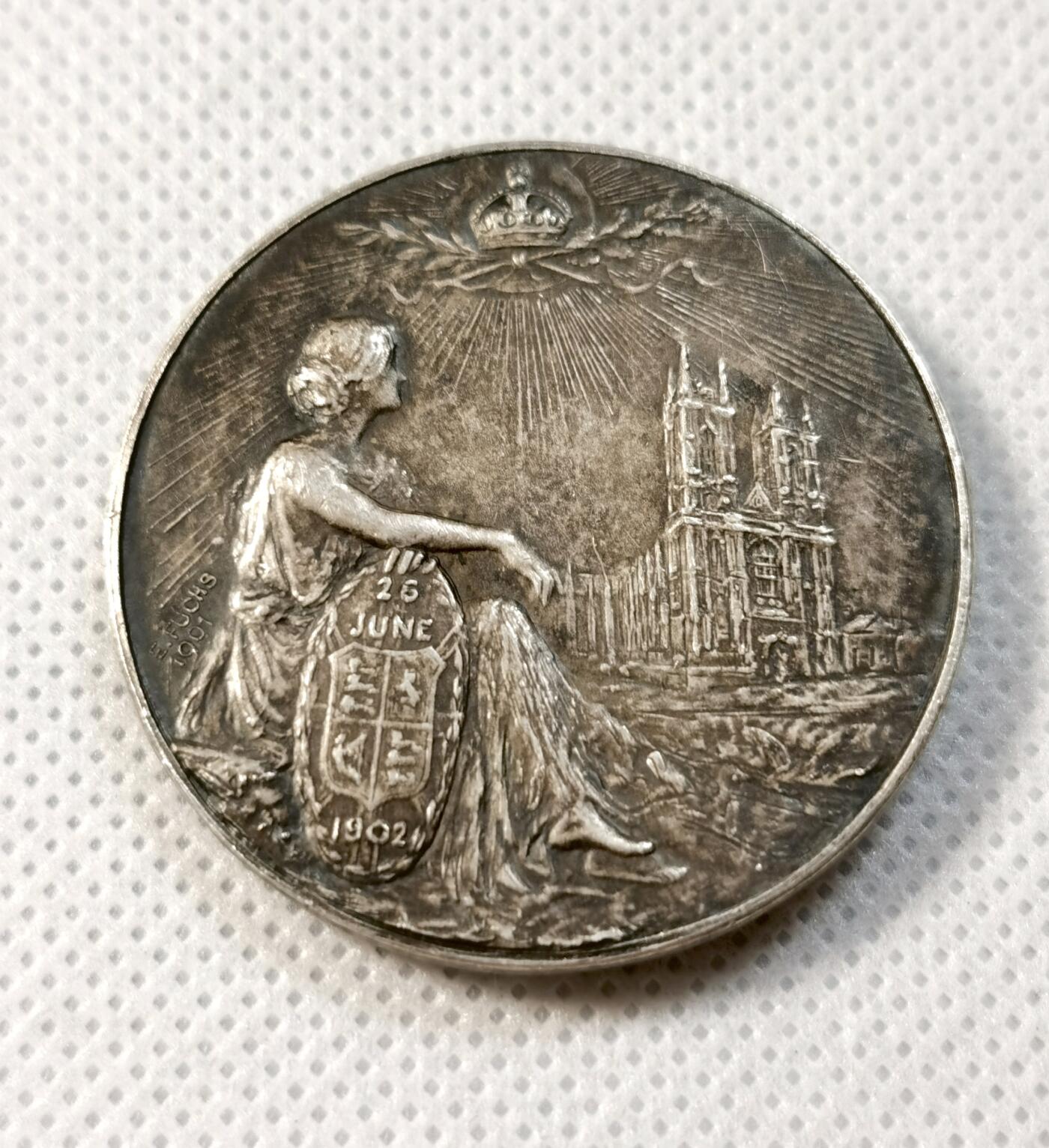  甄臻铺-世界币章拍卖（第26期），送拍享返佣金等优惠多多 1902年英国爱德华七世和皇后加冕纪念银章，由Elkington公司制作，正面刻有国王和王后侧脸浮雕，背面是圣保罗大教堂和胜利女神图案。直径38.8毫米，重31.9克，边缘有E.FUCHS签名