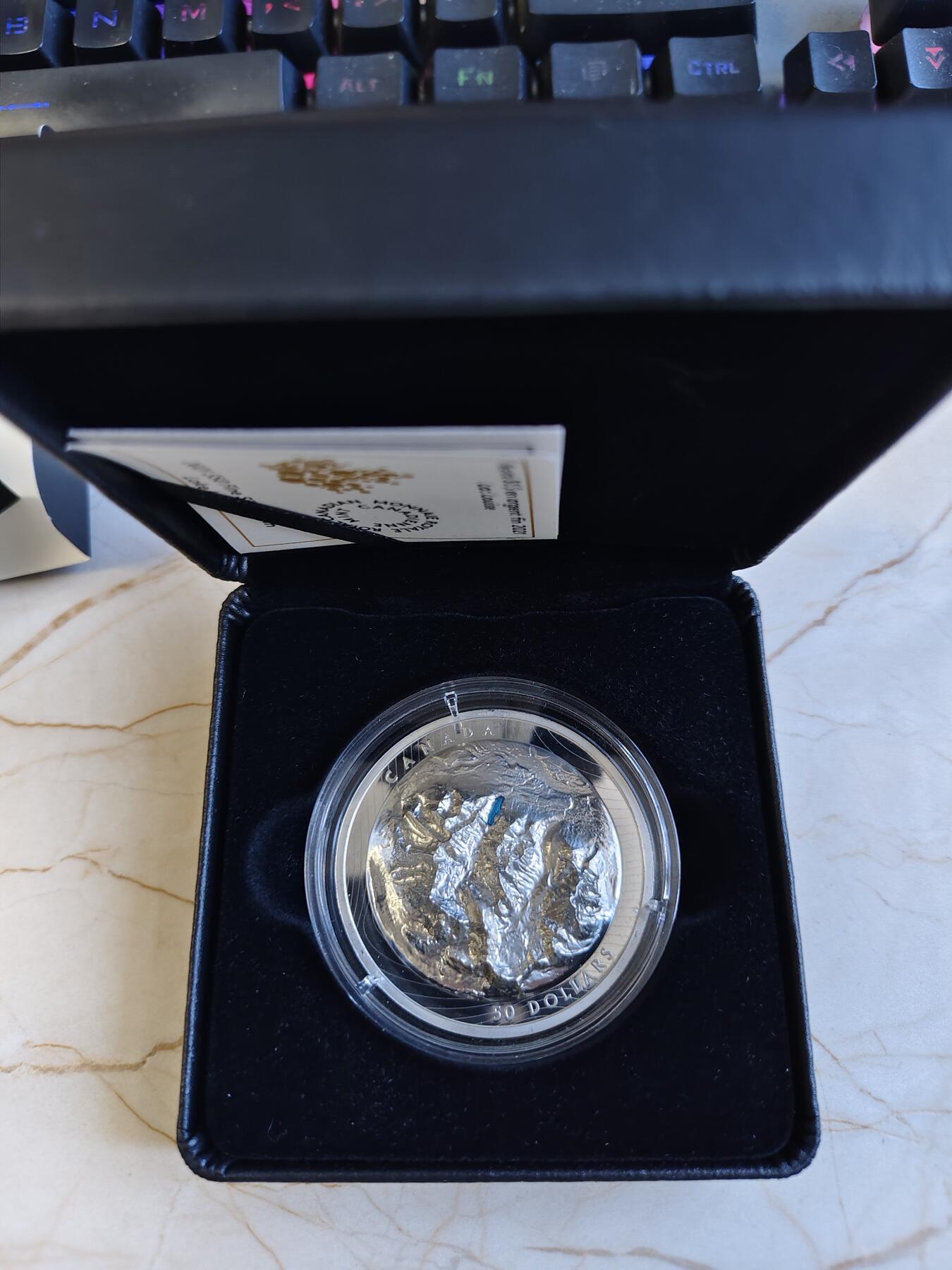 第168期拍卖【长期征集拍品】 加拿大2021年落基山脉明珠路易斯湖潮高浮雕银币，9999银，发行3000枚，边齿有氧化