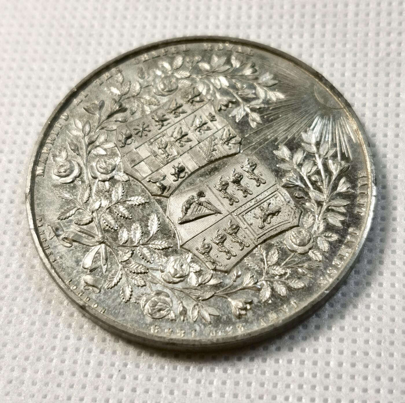  甄臻铺-世界币章拍卖（第26期），送拍享返佣金等优惠多多 1858年维多利亚公主与腓特烈三世婚礼的42毫米白色金属纪念章，由Pinches制作。