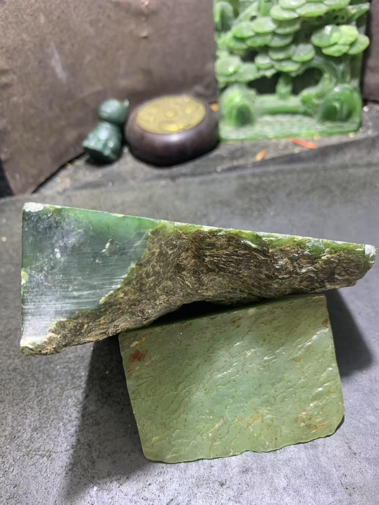 天然原皮和田玉碧玉原石一颗，