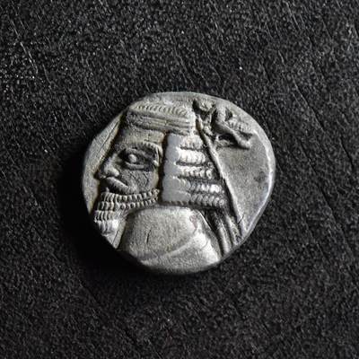 【良泉】【直播场】第三十五期，172组 银器、银饰、西方古代钱币专场，8月7日晚19.30点开拍！ - 【藏家出品A】公元前38-2年【帕提亚】弗拉特斯四世，一德拉克马银币 ，3.74克
