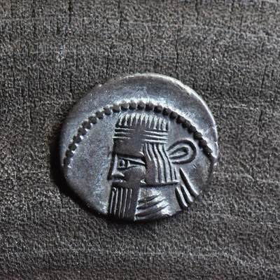 【良泉】第37期【直播场】9月4日晚19.30点开拍！ 160组，西方古代钱币、丝路金银铜件专场 - 【美品】公元10-38年【古波斯】帕提亚（安息）阿塔巴努斯二世，一德拉克马银币，3.53克