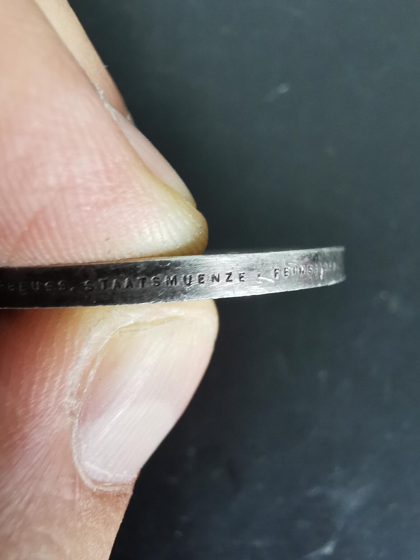 老王徽章第137期 德三萨尔回归主题大银章   德三时期银章   直径36mm   重量21.8g   纪念萨尔州回归    800银带边铭