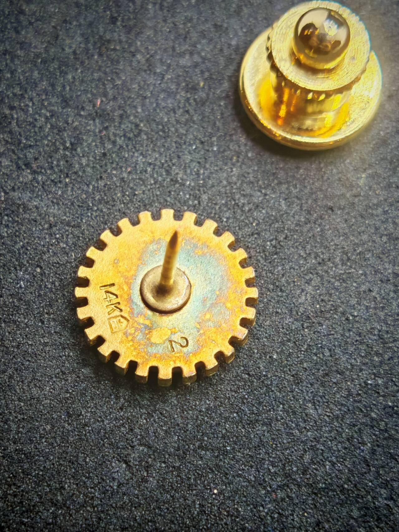 凯旋世界勋赏（第15期）（欢迎送拍）（对拍品有疑问请询问客服，不接受到手刀，出价默认拍品品相。请认真阅读拍卖规则！出价默认已认可！）（收到货请录制开箱视频，无视频概不处理问题。） 扶轮社章一对14k金制