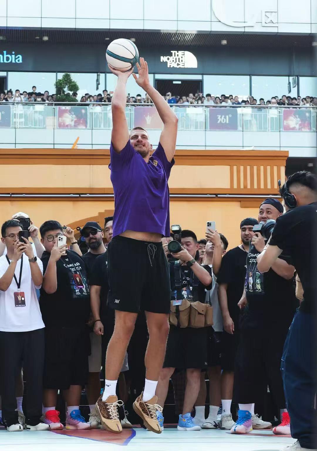 零元拍：尼古拉-约基奇亲签361°个人别注超纤竞技篮球，约老师超级超级超级完美“小作文”签，3个NBA常规赛MVP，2023年NBA总冠军、总决赛MVP，“THE JOKER”铭文，签于北京首创奥莱，绝对不可错过的收藏佳品！！！！