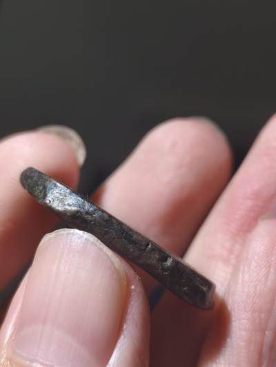 拜占庭君士坦丁十世拜占庭君士坦丁十世大富利铜币厚重手感好，正面是基嘟半身像，背面君士坦丁十世，拜占庭帝国杜卡斯王朝的第一位皇帝（1059年～1067年在位），也是前任皇帝伊萨克一世的重要廷臣之一。作为帝国内官僚贵族阶层的重要一员，他的政策在于完全否定伊萨克一世的改革，并在大幅度消耗帝国国力的代价上继续维持甚至扩大贵族和宗教阶层的利益。