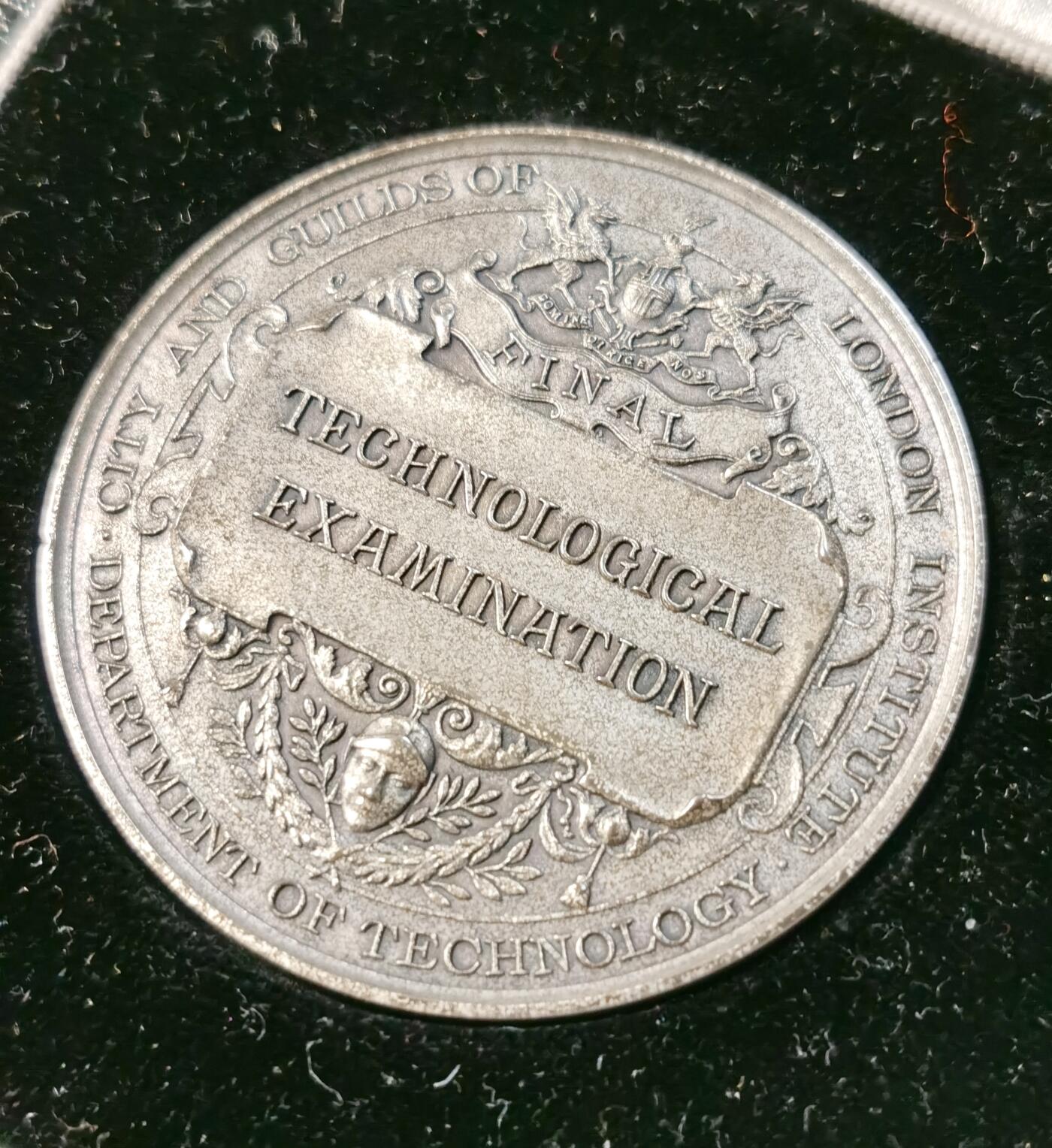  甄臻铺-世界币章拍卖（第26期），送拍享返佣金等优惠多多 1939年英国伦敦科技学院颁发的银质奖章，直径51毫米，重78.7克，比一般版本厚重很压手。正面精美浮雕图案环绕