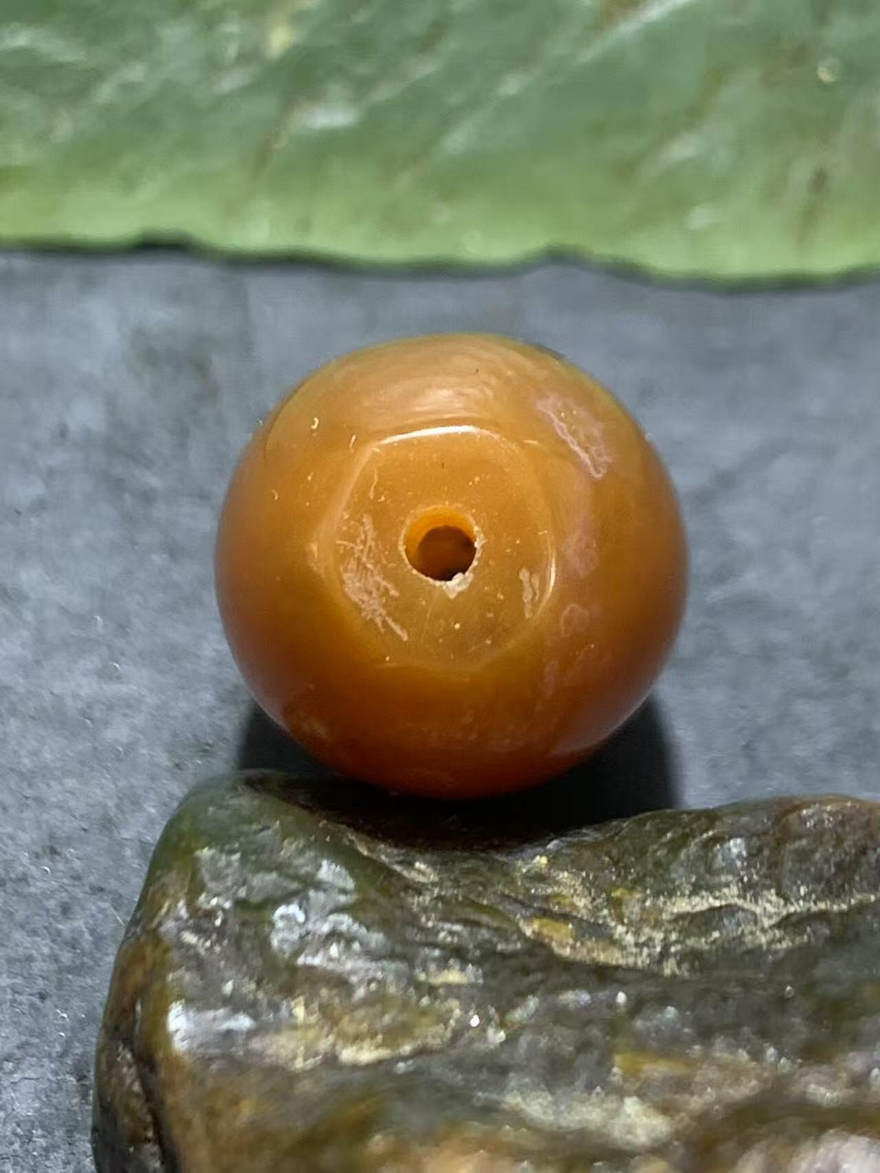 精美罕见冻料战国红玛瑙随形桶珠一个