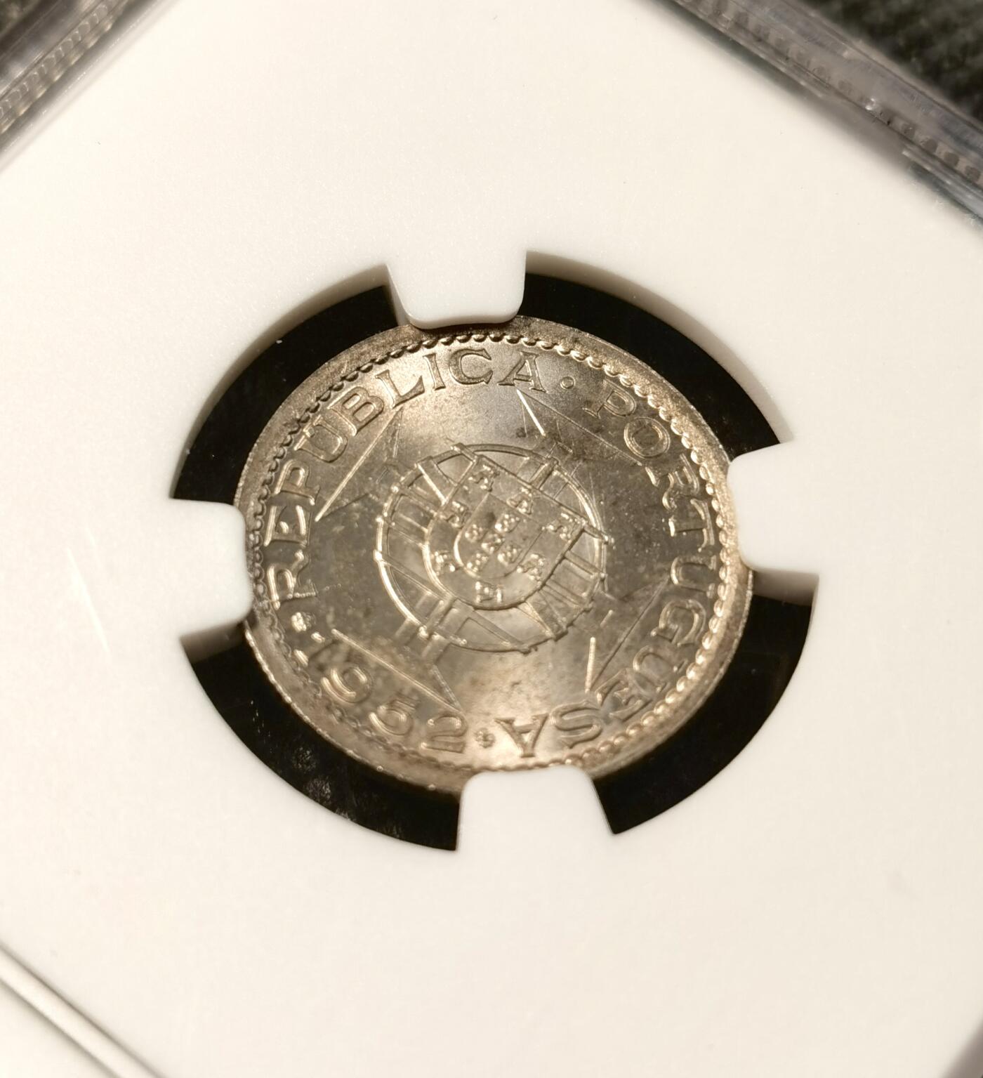  甄臻铺-世界币章拍卖（第26期），送拍享返佣金等优惠多多 NGC-MS65 1952年澳门50毫，高卷拆，2枚一组
