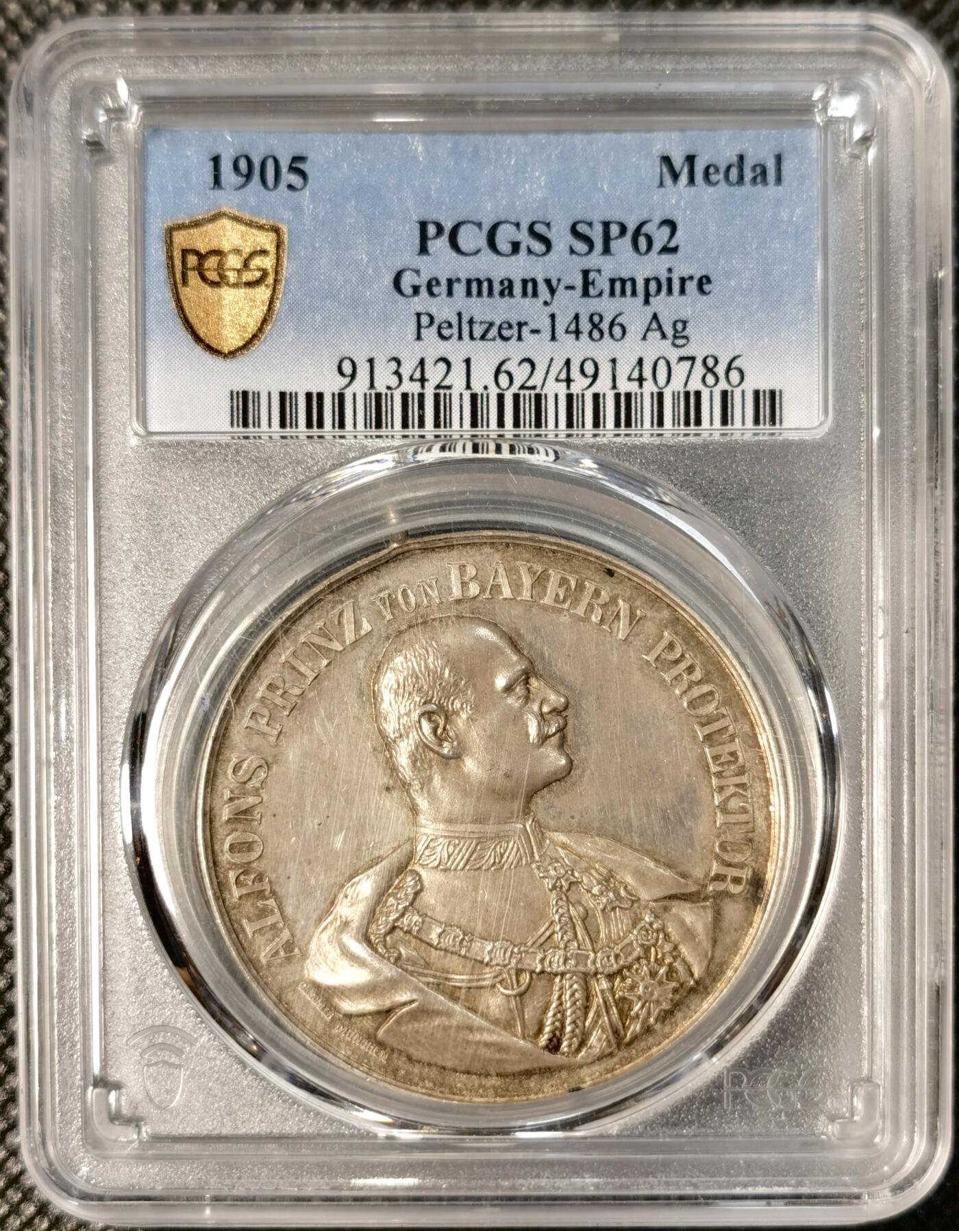  甄臻铺-世界币章拍卖（第26期），送拍享返佣金等优惠多多 PCGS-SP62 德国巴伐利亚帝国1905年颁发的纪念银章，正面刻有阿尔方斯王子头像，背面是1905年慕尼黑建立射击总会10周年庆典场景，环绕德文铭文，PCGS加厚盒。此枚纪念章由Peltzer公司制作，正面浮雕工艺精美，背面雕刻生动。正面是阿尔方斯王子戎装形象，背面是庆祝活动场景和城市风光