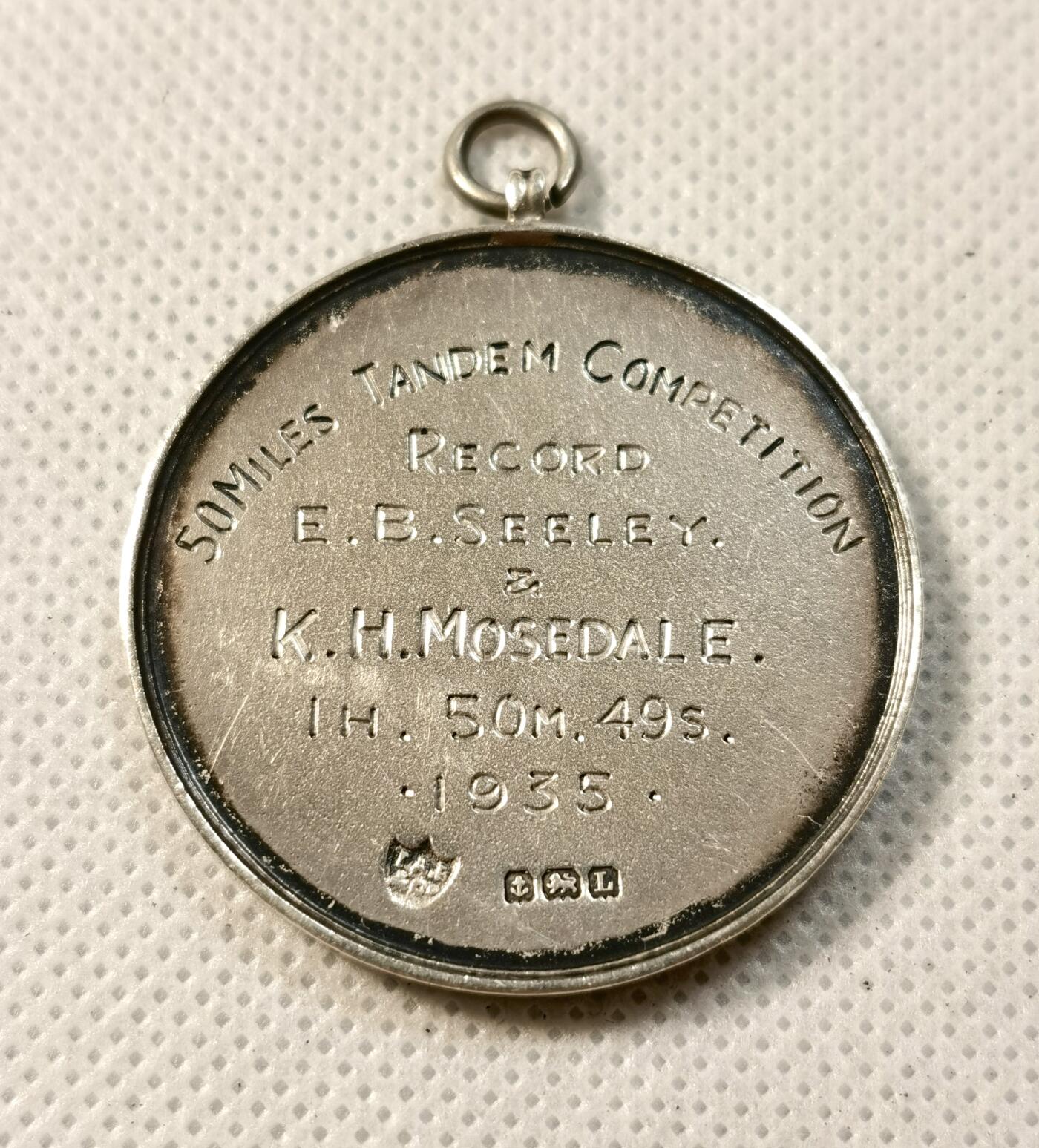  甄臻铺-世界币章拍卖（第26期），送拍享返佣金等优惠多多 1935年英国CALLEVA公路俱乐部颁发的50英里双人自行车比赛获奖珐琅银章，正面刻有骑士骑马图案和