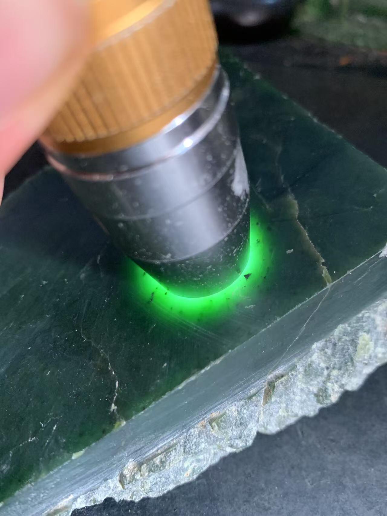 天然原皮和田玉碧玉原石一颗，