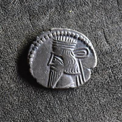 【良泉】【直播场】第三十五期，172组 银器、银饰、西方古代钱币专场，8月7日晚19.30点开拍！ - 【美品】公元105-147年【古波斯】帕提亚（安息）沃洛加西斯三世，一德拉克马银币，3.06克