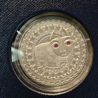 【德藏】世界币章拍卖第139期（拍品征集中~欢迎藏友联系） - 2009年 白俄罗斯镶嵌施华洛世奇水晶星座纪念银币-金牛座 原盒 带证书 直径约：38.61mm；重约：28.28g 925银