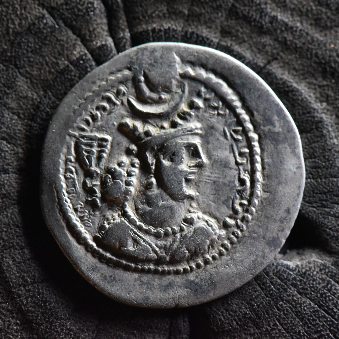 【良泉】【国庆精品场】10月2日晚19.30点开拍！ 222组，西方古代钱币、印章专场 【极美品】公元420-438年【波斯帝国】萨珊王朝，瓦赫兰五世，一德拉克马，4.02克