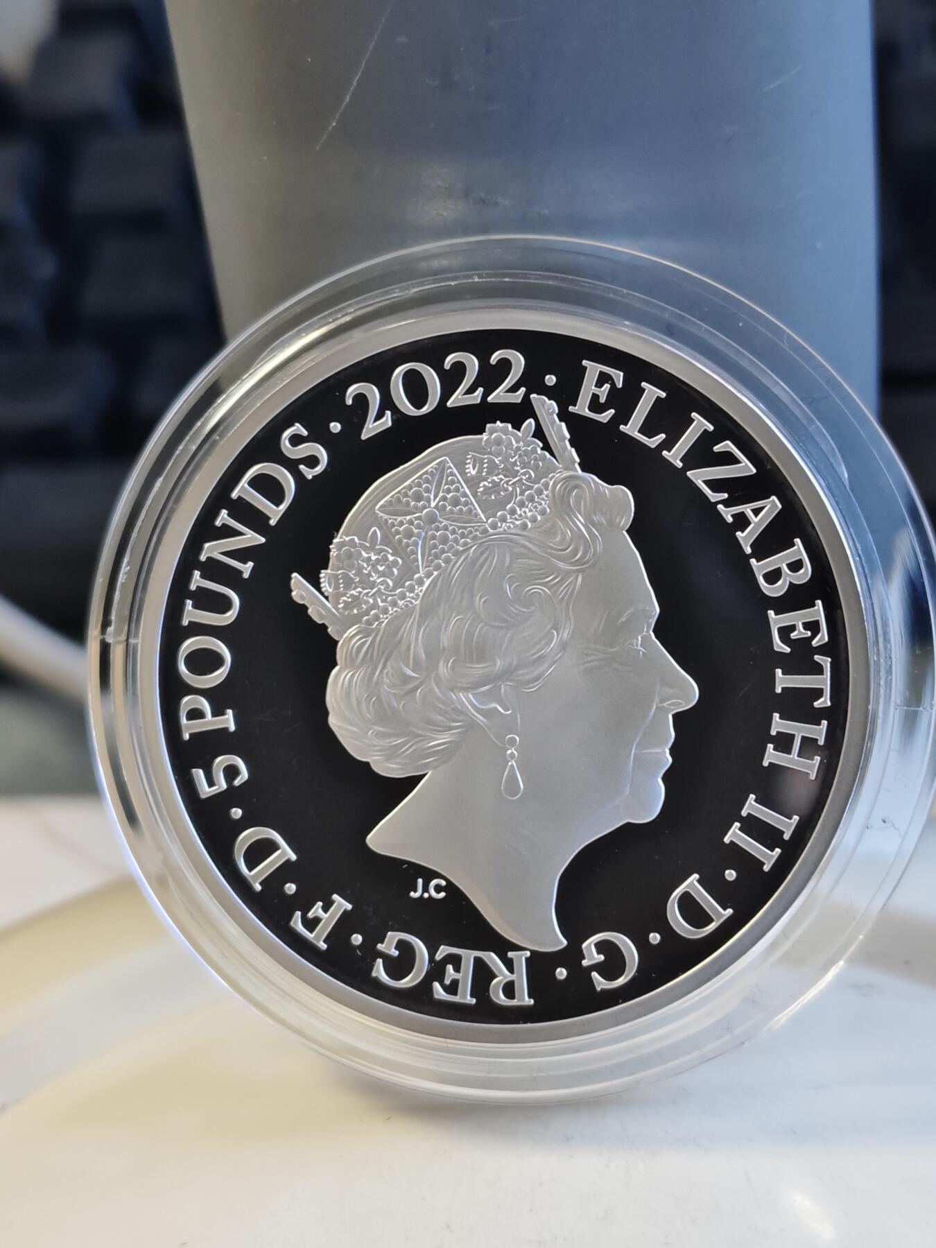 第168期拍卖【长期征集拍品】 英国2022年女王统治系列2慈善与资助加厚纪念银币，999银，56.56克，发行1500枚