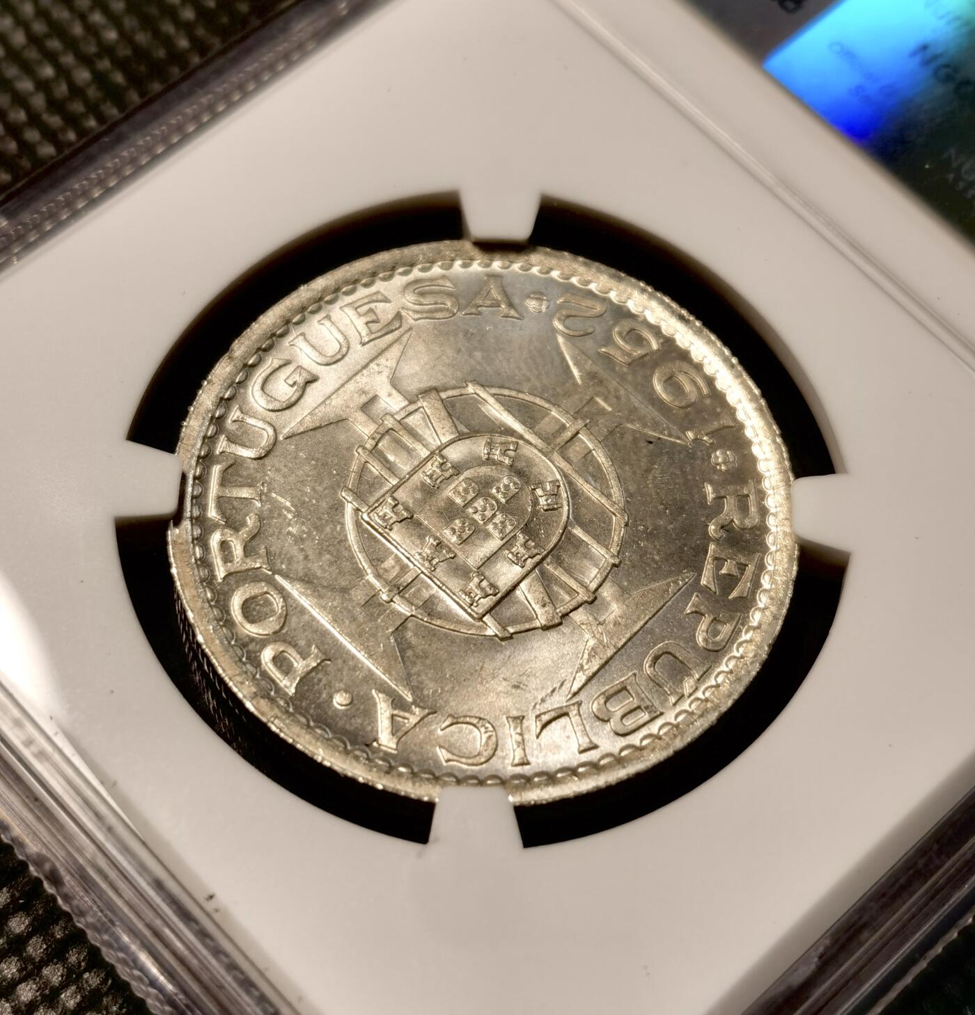  甄臻铺-世界币章拍卖（第26期），送拍享返佣金等优惠多多 NGC-MS65 1952年澳门首发伍圆，2枚一组