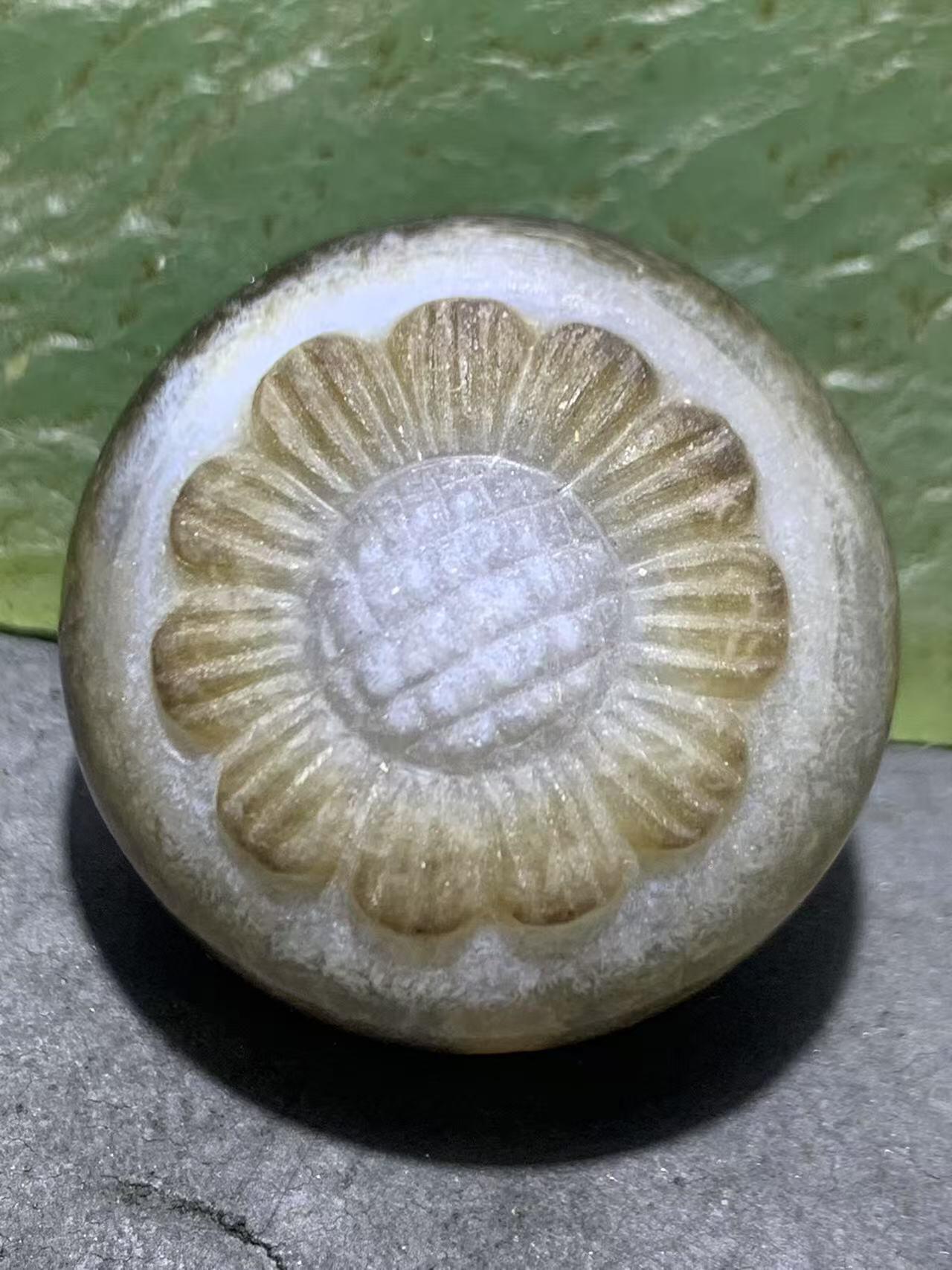 精品天眼纹药师玛瑙手工雕刻太阳花板珠（背云）一颗。