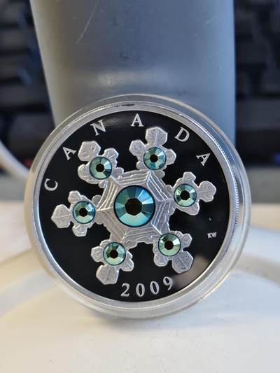 第168期拍卖【长期征集拍品】 - 加拿大2009年雪花系列镶嵌蓝水晶1盎司纪念银币，9999银，发行15000枚，边齿有氧化