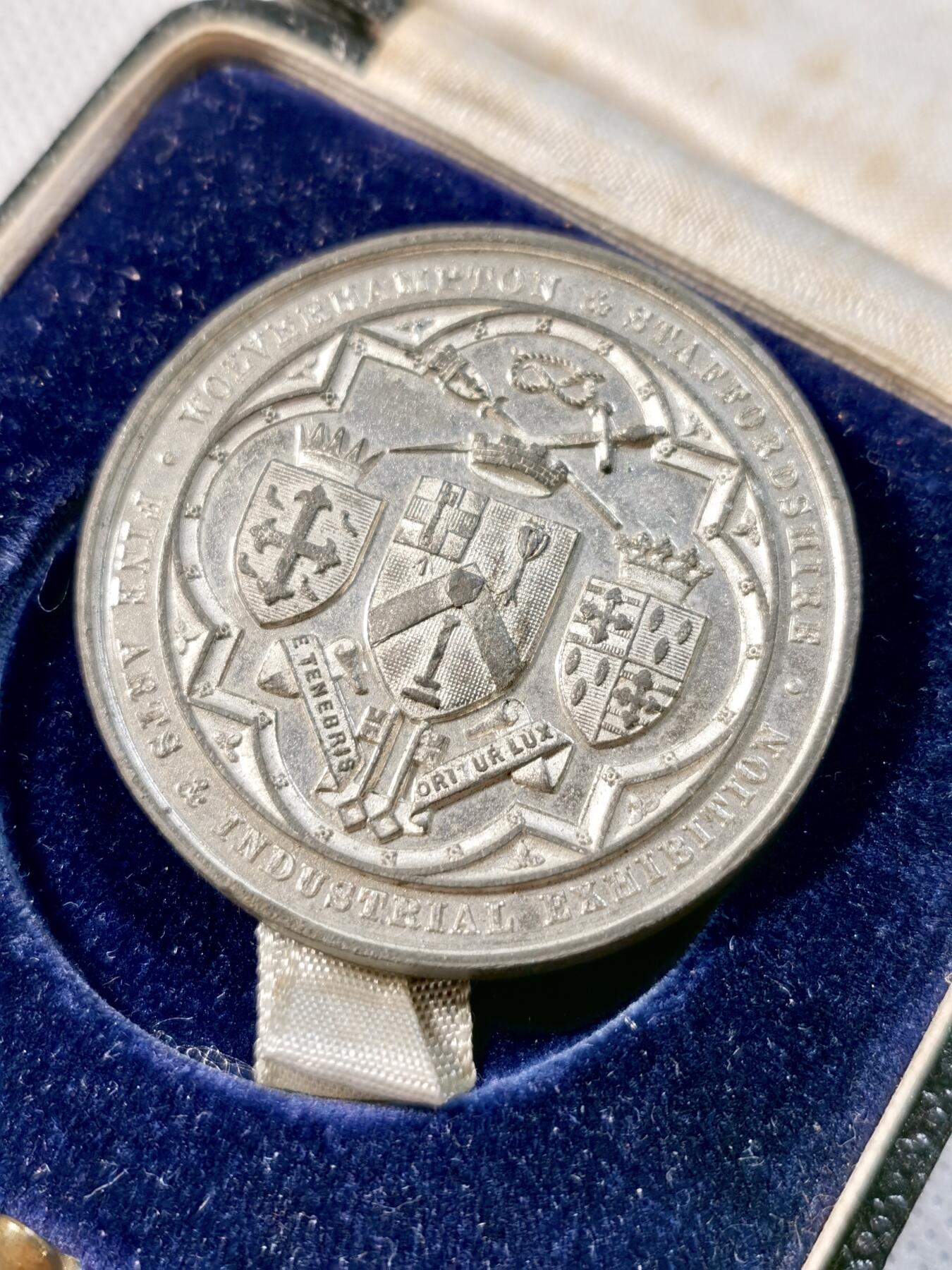  甄臻铺-世界币章拍卖（第26期），送拍享返佣金等优惠多多 1884年英国沃弗莱顿和斯塔福德郡艺术与工业展览颁发的纪念白色合金章，1884年5月30日颁发，直径44.8毫米，重31克。正面刻有四联盾形纹章和工业主题图案，背面是艺术馆建筑浮雕和