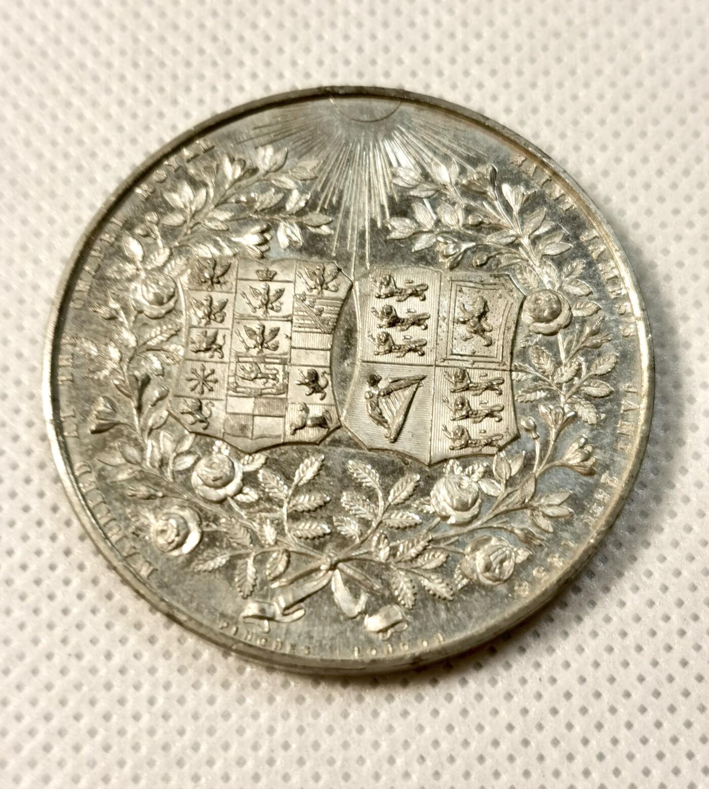  甄臻铺-世界币章拍卖（第26期），送拍享返佣金等优惠多多 1858年维多利亚公主与腓特烈三世婚礼的42毫米白色金属纪念章，由Pinches制作。
