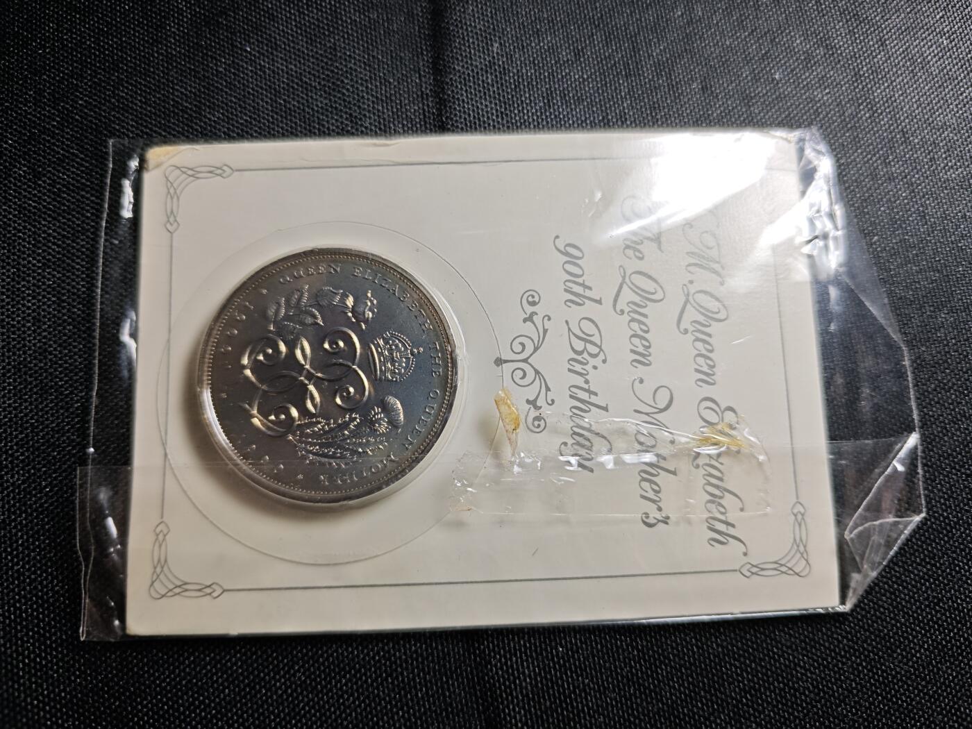 KK钱币收藏小铺 《批量/好品散币 套币 银币》专场 2月预留时间 周末发货  英国1990年5镑卡套 女王母亲90岁纪念币 铜镍克朗币 不多见