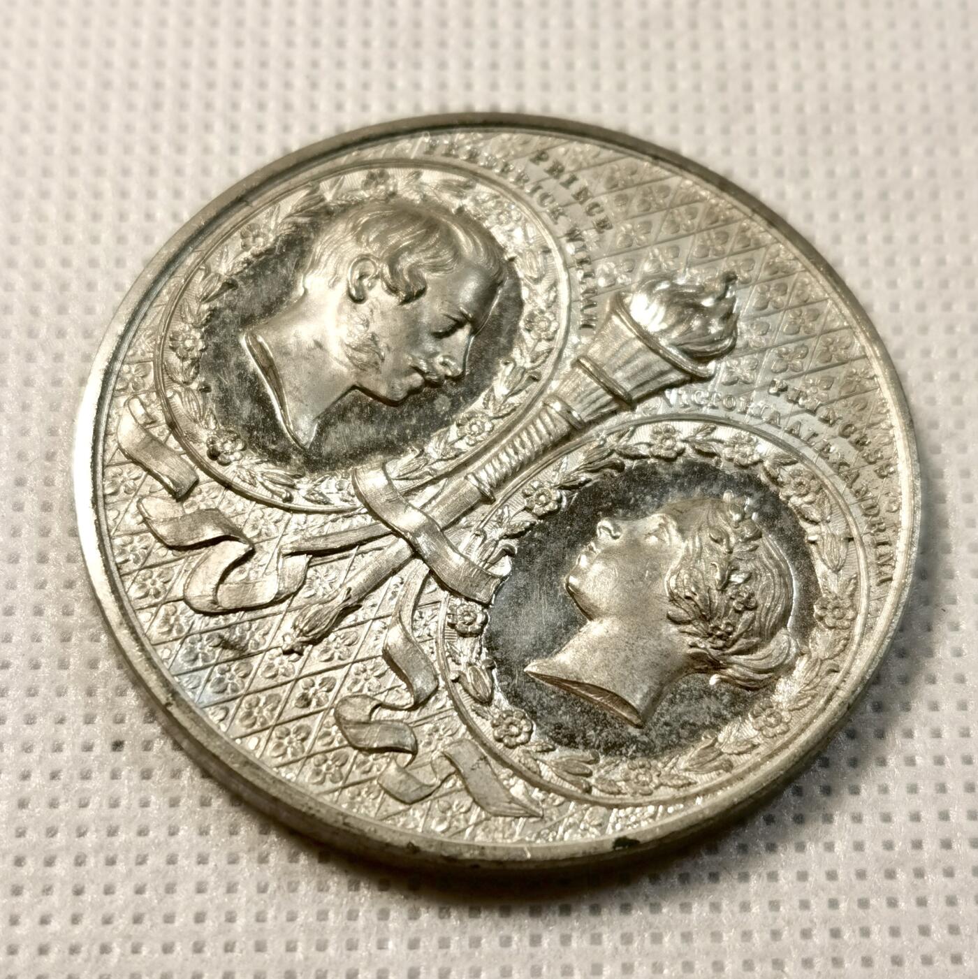 甄臻铺-世界币章拍卖（第26期），送拍享返佣金等优惠多多 1858年维多利亚公主与腓特烈三世婚礼的42毫米白色金属纪念章，由Pinches制作。