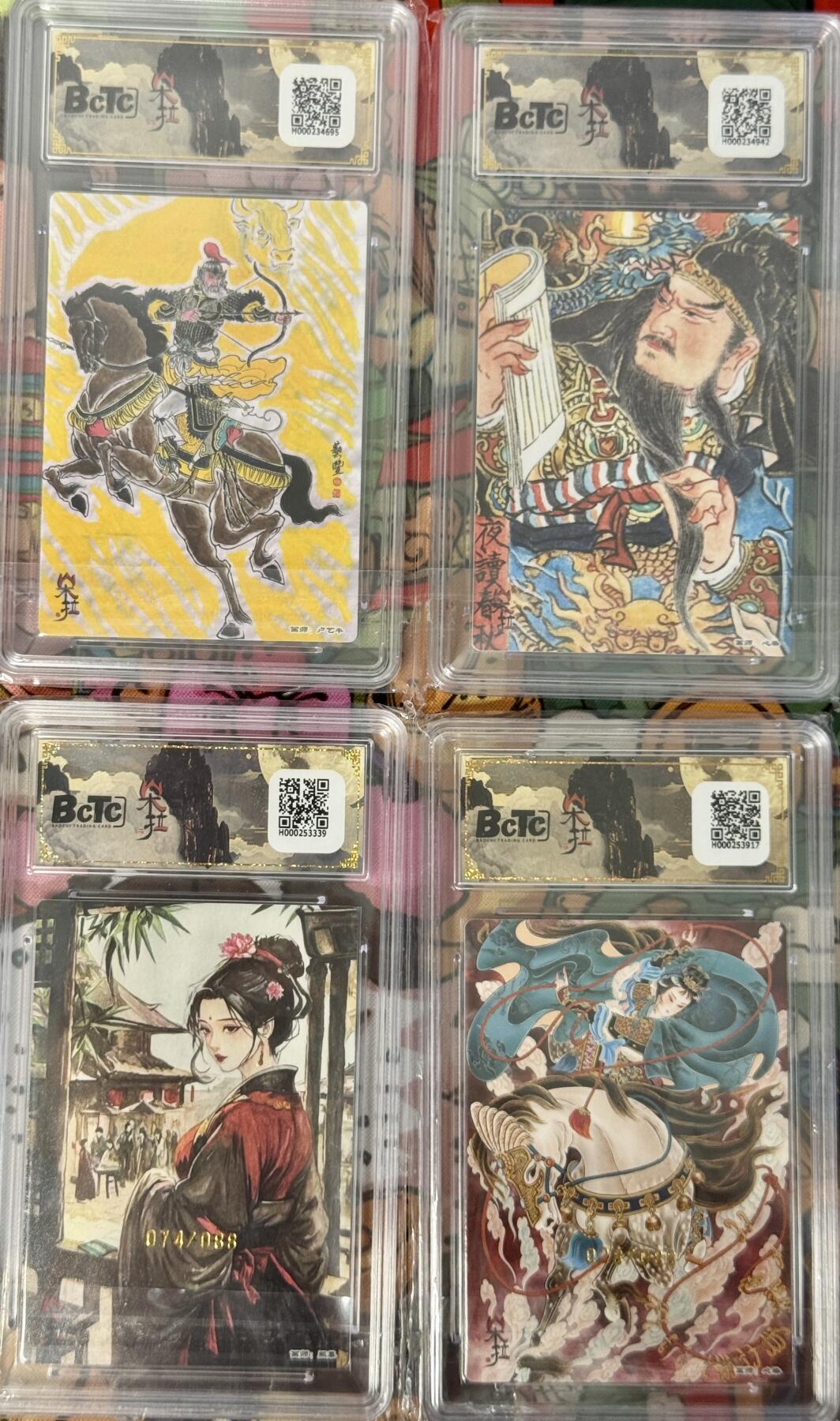 白泽拍卖卡牌手绘专场第21期（七月将残暑未收， 晚凉庭院独登楼） 2025 朵拉 五虎征鸾4张 扈三娘 028/088,潘金莲 074/088，夜读春秋，黄忠 粗闪 保粹评级 9.5分，爆金10分，9.5分，10分 特标