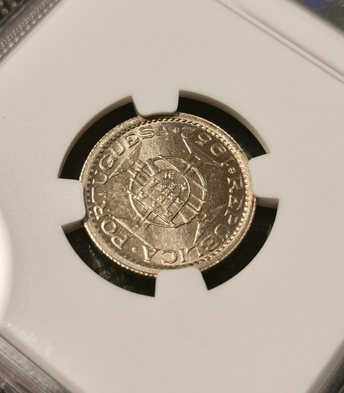  甄臻铺-世界币章拍卖（第26期），送拍享返佣金等优惠多多 NGC-MS65 1952年澳门50毫，高卷拆，2枚一组
