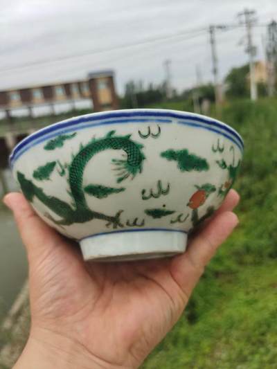 清代绿彩龙纹碗一个，画工精美，龙身栩栩如生，青花蓝边，釉色饱满。碗底有红色印章，品相完好。尺寸如图所示，适合收藏 - 清代绿彩龙纹碗一个，画工精美，龙身栩栩如生，青花蓝边，釉色饱满。碗底有红色印章，品相完好。尺寸如图所示，适合收藏