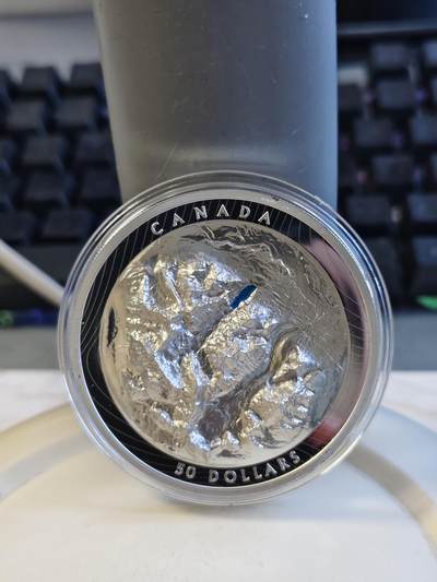 第168期拍卖【长期征集拍品】 - 加拿大2021年落基山脉明珠路易斯湖潮高浮雕银币，9999银，发行3000枚，边齿有氧化